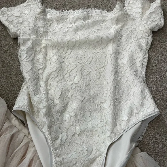 Lace - Picture 5 of 5